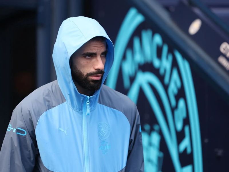 تحديات مزدوجة تواجه آيت نوري بين دكة بدلاء مانشستر سيتي وأزمته مع المنتخب الجزائري