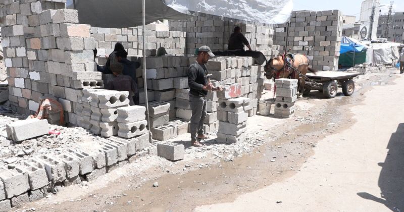 اقتصاد البقاء في غزة: كيف تحول ركام العدوان إلى مصدر رزق للأسر الفلسطينية؟