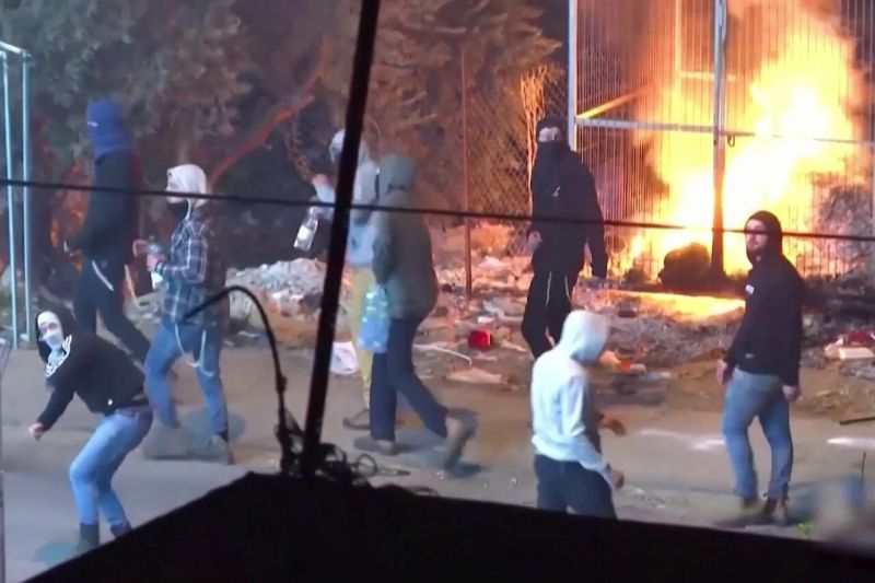 شهيد وإصابات في هجمات للمستوطنين بالضفة والاحتلال يخطر بهدم منازل بالقدس