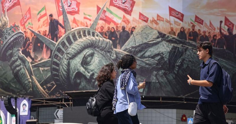 تصعيد عسكري في الخليج: هجوم أمريكي يستهدف ناقلات إيرانية وطهران تنذر موانئ الكويت والبحرين