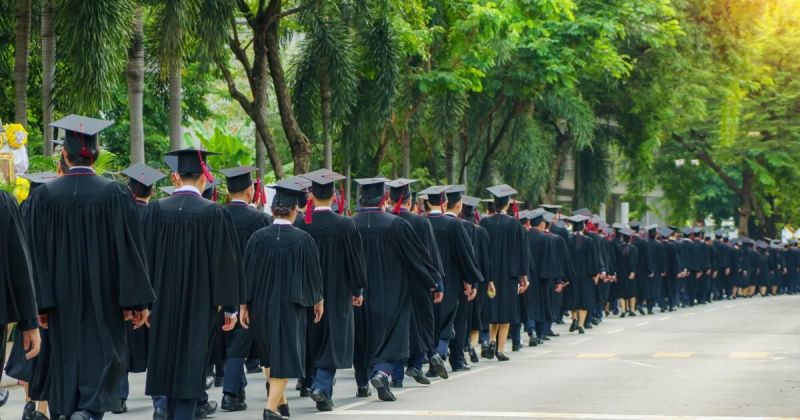 سنوات الانتظار الطويلة.. لماذا تعثر مسار الانتقال من الجامعة إلى الوظيفة؟