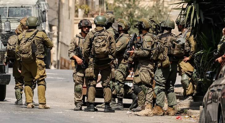 الاحتلال يعتقل 15 فلسطينياً بينهم صحفيان في حملة مداهمات بالضفة
