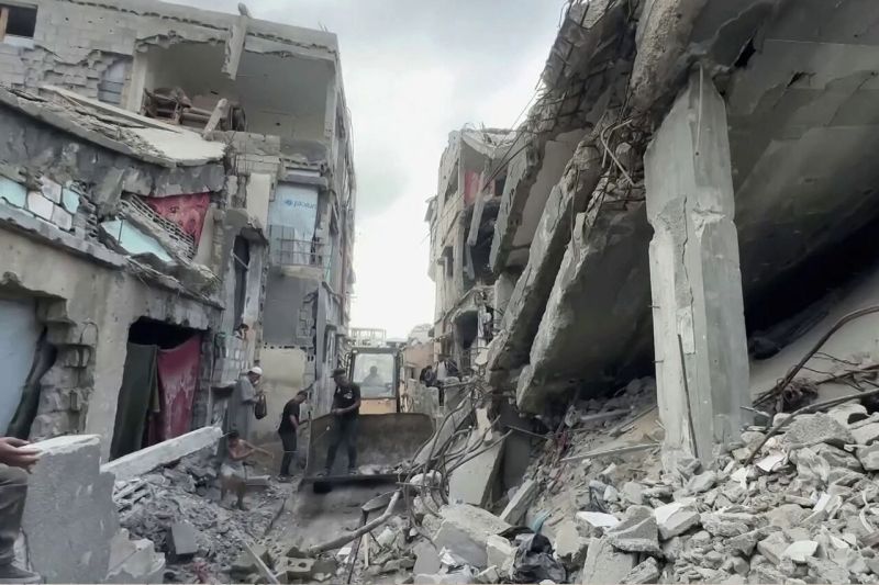 بأدوات بدائية وإمكانات معدومة.. سكان حي الزيتون يصارعون الركام لفتح طرقاتهم