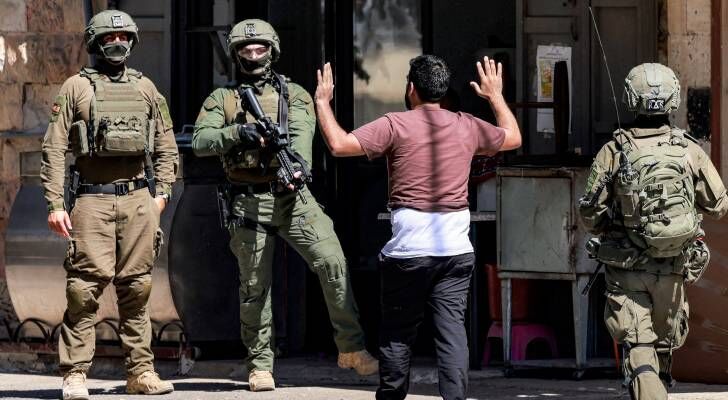 حملة اعتقالات واسعة تطال 24 فلسطينياً في الضفة الغربية