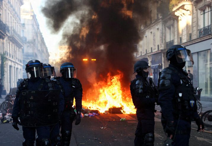 فرنسا تحت وطأة الاحتجاجات: انقسام سياسي واتهامات متبادلة بين الهجرة والتطرف