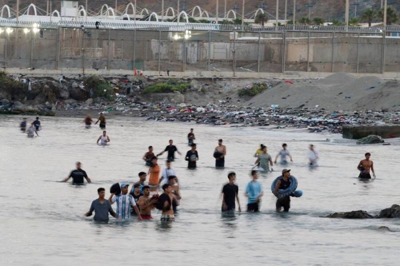 المغرب يحمل شبكات التهريب مسؤولية أزمة سبتة وسط تضارب في أعداد الضحايا