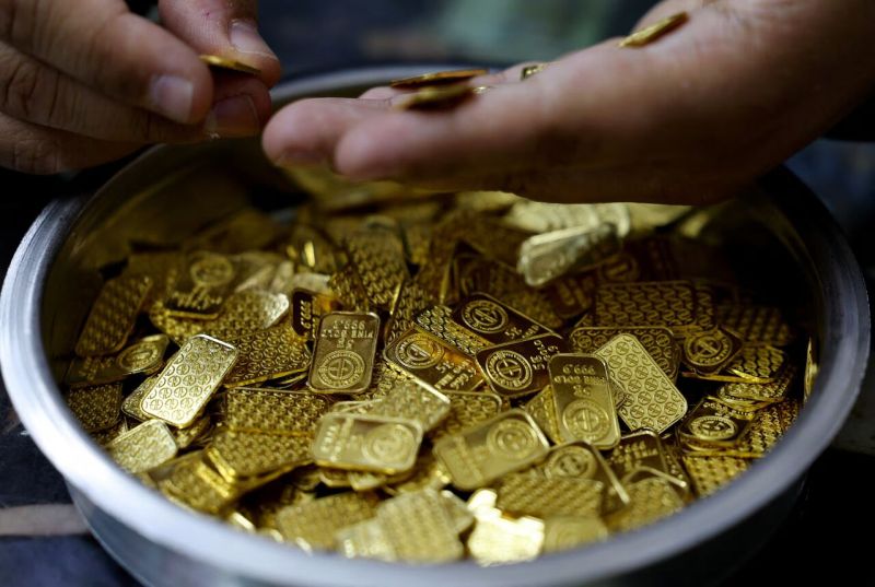 الذهب يتراجع عن أعلى مستوياته في شهرين مع اتجاه المستثمرين لجني الأرباح