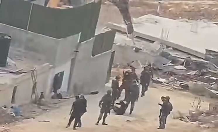 قوات الاحتلال تهدم بناية سكنية وتشرّد 35 فلسطينياً شمال القدس المحتلة