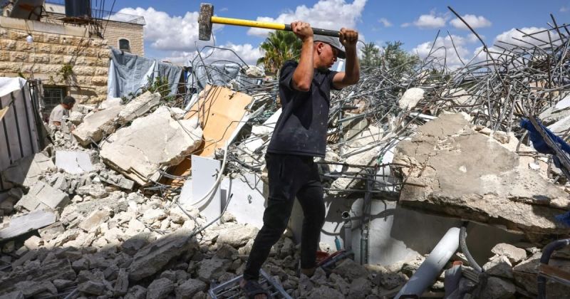 الاحتلال يصعد في القدس والضفة: إجبار عائلات على هدم منازلها واقتلاع مئات الأشجار