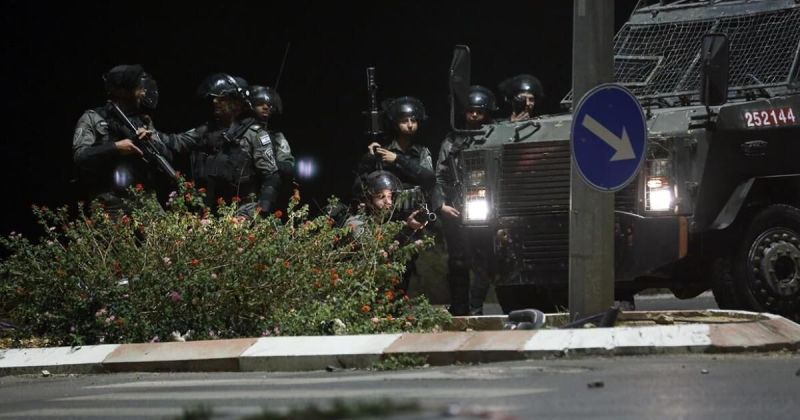 حملة عسكرية واسعة في قلنديا وكفر عقب: حظر تجوال واعتقالات واعتداءات تطال الصحفيين
