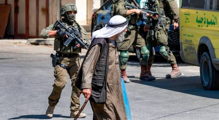 تصعيد إسرائيلي واسع في الضفة: تحويل منازل لثكنات بالبيرة وحملة اعتقالات كبرى بقلنديا