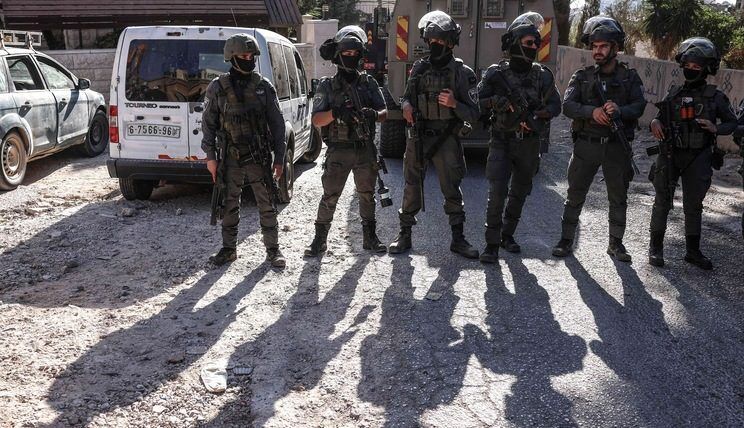جيش الاحتلال يحتجز 11 متضامناً أجنبياً خلال مساندتهم لمزارعين جنوب الضفة