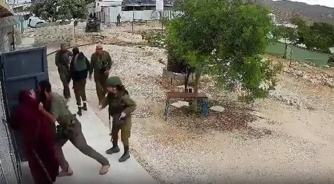قوات الاحتلال تعتدي جسدياً على فلسطينية داخل منزلها في مسافر يطا