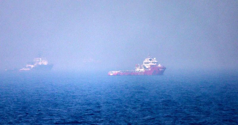 طهران تتمسك بشروط التفاوض واستقرار نسبي في حركة الملاحة بمضيقي هرمز وباب المندب