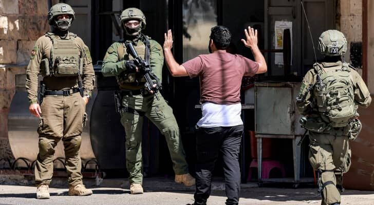 تصاعد وتيرة اعتداءات الاحتلال والمستوطنين في الضفة: اعتقالات وتخريب واسع للممتلكات
