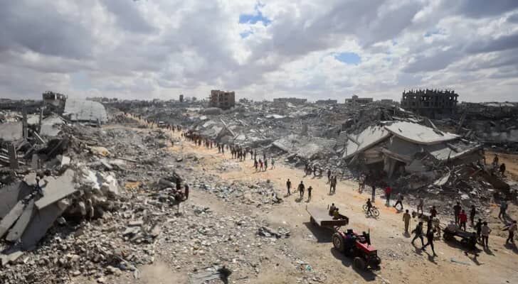 طيران الاحتلال المروحي يستهدف المناطق الشرقية لخان يونس بالرشاشات الثقيلة