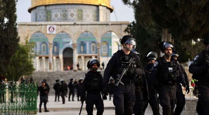 بقيادة عضو كنيست.. 1500 مستوطن يقتحمون الأقصى وسط إغلاق شامل للضفة