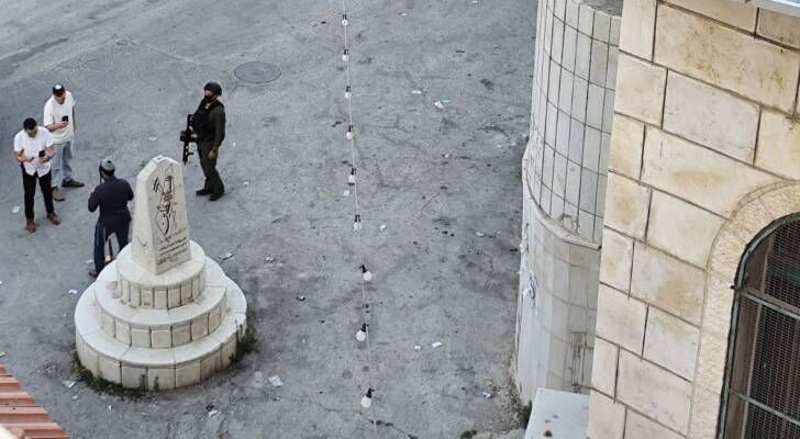 بقيادة عضو كنيست.. مستوطنون يحطمون صرح الشهداء في قرية مادما جنوب نابلس