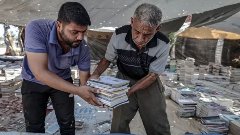 روايات غزة تنبعث من تحت الركام: مبادرات شعبية لترميم الكتب وحماية الذاكرة الفلسطينية