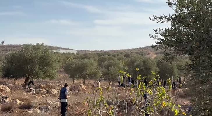 إصابة 5 فلسطينيين في هجوم للمستوطنين استهدف مزارعين شرق رام الله