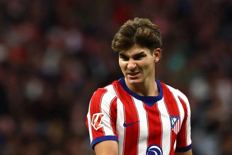 الاتحاد الإسباني يفرض غرامة مالية على برشلونة بسبب خوليان ألفاريز