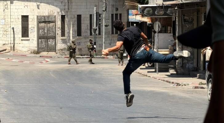 اقتحام واسع لمدينة نابلس: الاحتلال يغلق الشوارع ويستهدف الطواقم الصحفية