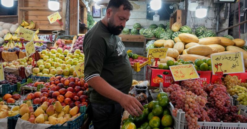 تداعيات العدوان على إيران: قفزات قياسية في أسعار الغذاء بطهران وتباين في الأسواق الأمريكية