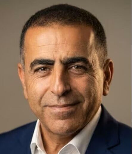 فلسطين ليست مرآة لأحد

من كسر احتكار الرواية إلى استعادة القرار