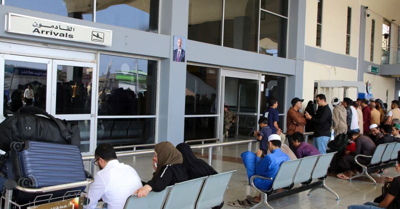 قوات الحكومة اليمنية تتهم جماعة الحوثي باستهداف مطار عدن والقصر الرئاسي بالصواريخ