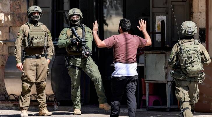 حملة اقتحامات واسعة للاحتلال في الضفة والقدس تطال منازل واعتقالات وإصابات
