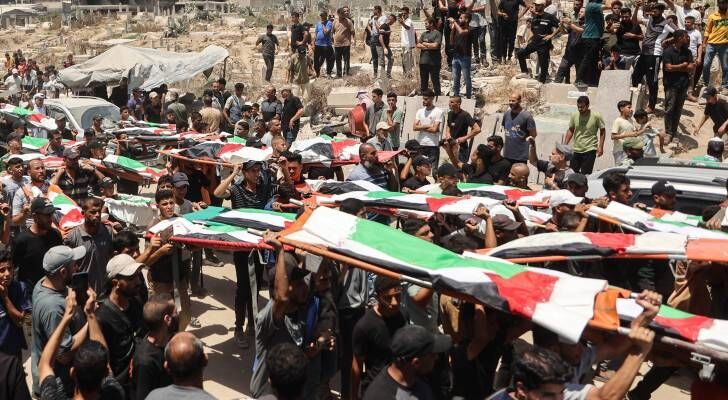 انتشال 18 شهيداً من تحت أنقاض منزل عائلة كرم في غزة