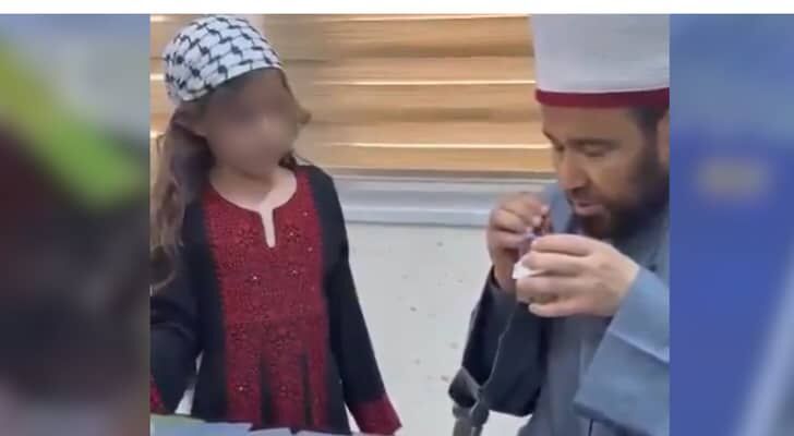 جدل في فلسطين عقب تداول فيديو لوزير الأوقاف يرقي طفلة بـ'المسبحة'