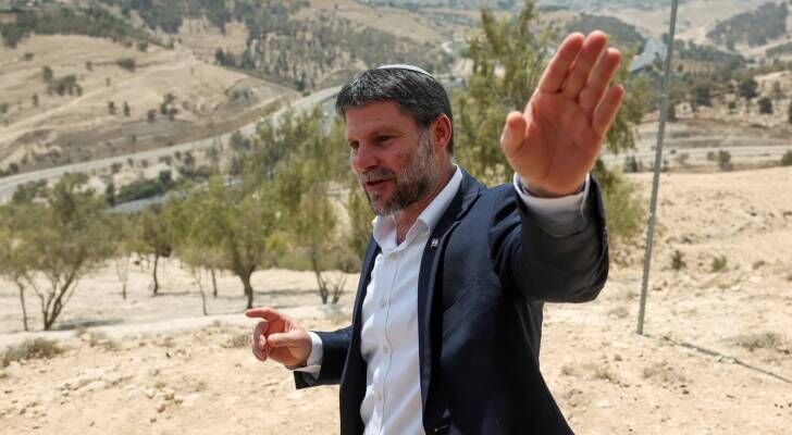 سموتريتش يتباهى بقيادة الاستيطان في منطقة E1 لمنع قيام دولة فلسطينية