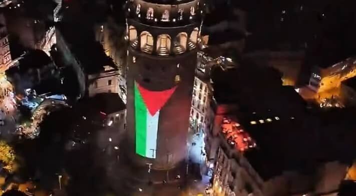 برج غلطة في إسطنبول يتزين بالعلم الفلسطيني تضامناً مع غزة