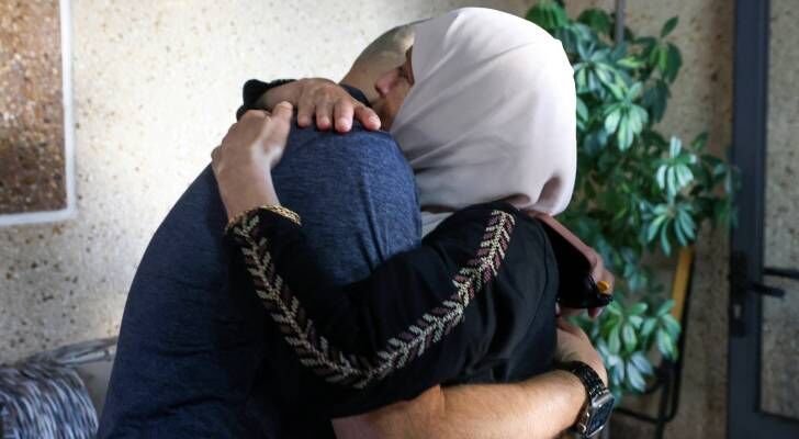 مواطن فلسطيني أمريكي يناشد سفارة بلاده التدخل لفك حصار المستوطنين عن منزله بنابلس