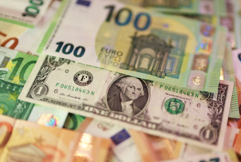 اليورو يهبط لأدنى مستوى في 17 شهراً وسط مخاوف من أزمة ديون فرنسية