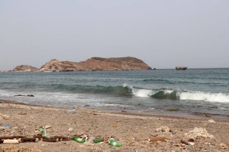 مقتل 3 بحارة في هجوم استهدف سفينة شحن بمضيق باب المندب