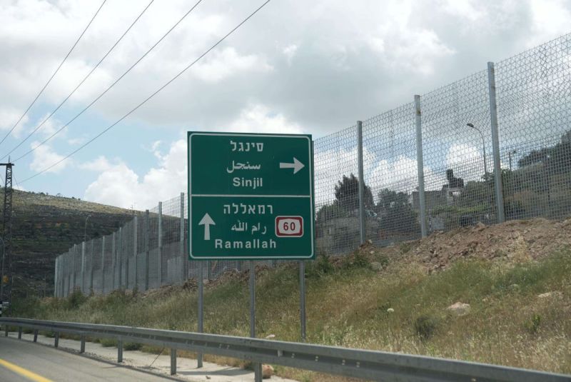 بوابة حديدية لجيش الاحتلال تجبر عروساً فلسطينية على السير بزفافها في سنجل