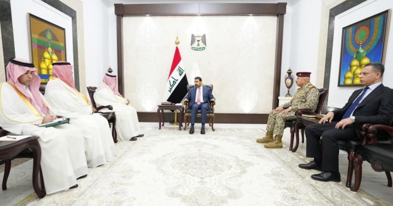 الزيدي يبحث التعاون الأمني مع رئيس الاستخبارات السعودية ويتلقى دعوة لزيارة الرياض
