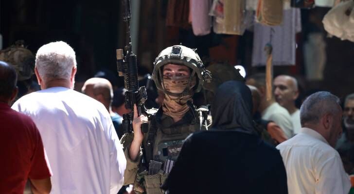 قوات الاحتلال تقتحم البلدة القديمة في نابلس والمستوطنون يدنسون الأقصى