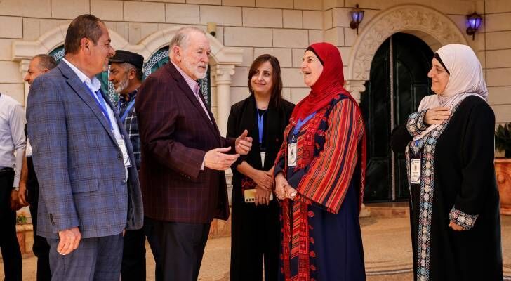 السفير الأمريكي يتفقد منازل المتضررين من اعتداءات المستوطنين في ترمسعيا