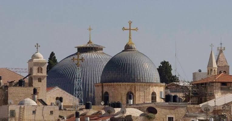 حراس الحضور المسيحي في فلسطين: تكامل الأدوار بين الكنيسة والدبلوماسية والقيادة الوطنية