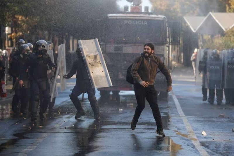 رئيس وزراء ألبانيا يتهم جهات خارجية بالوقوف وراء أعمال العنف في تيرانا