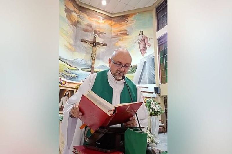 فاجعة في الإكوادور: وفاة كاهن إثر سقوط صليب خشبي عليه خلال قداس مباشر