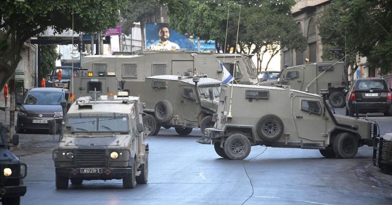 تصعيد واسع في الضفة: مدرعات 'إيتان' تقتحم نابلس وحصار منزل في الخليل