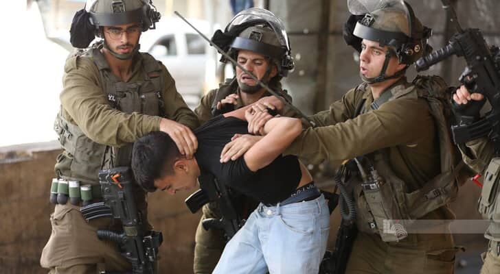 احتلال يشن حملة مداهمات في قلقيلية ونابلس ويعتقل 7 فلسطينيين