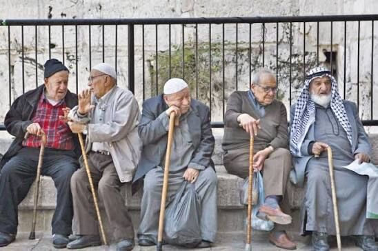 الشيخوخة في القدس.. إلى أين؟" .. واقع كبار السن المقدسيين بين جدار الفصل وهشاشة الرعاية والتمكين