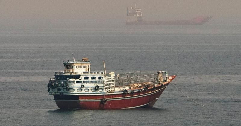 تراجع حاد في ملاحة مضيق هرمز واستهداف ناقلة نفط بمقذوفات مجهولة