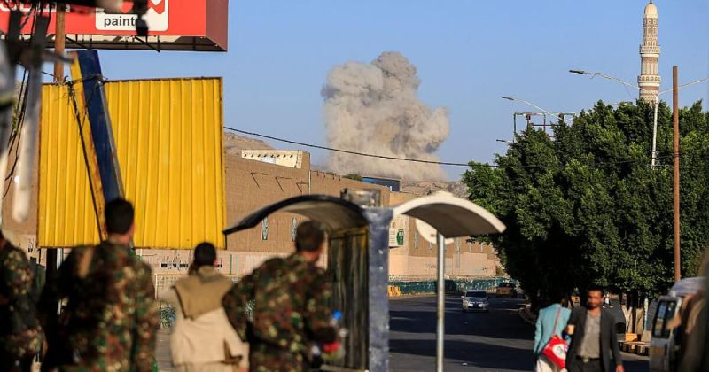 تصعيد عسكري في اليمن: غارات سعودية تستهدف منشأة بصنعاء والحوثيون يهددون بضرب العمق السعودي