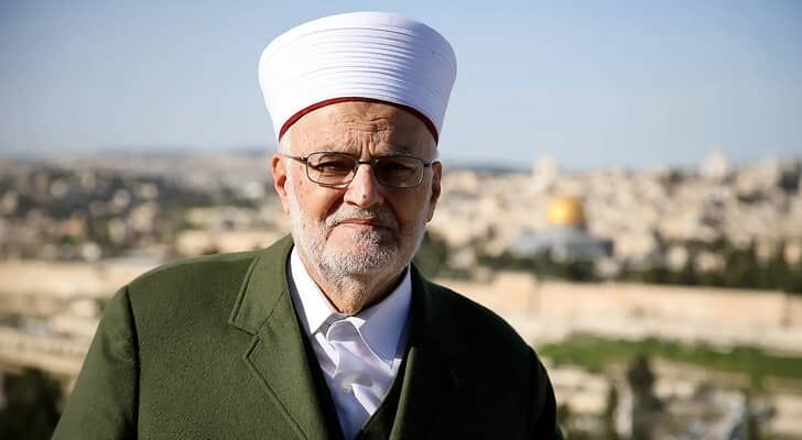 سلطات الاحتلال تجدد إبعاد الشيخ عكرمة صبري عن المسجد الأقصى لستة أشهر